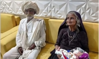 امرأة هندية تنجب طفلها الأول وهي في الـ 70 من العمر